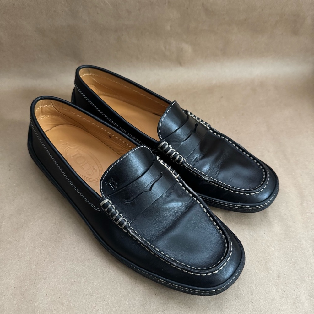 Tods Black Leather Driving Loafers. Size 6 (fits women’s size 8).